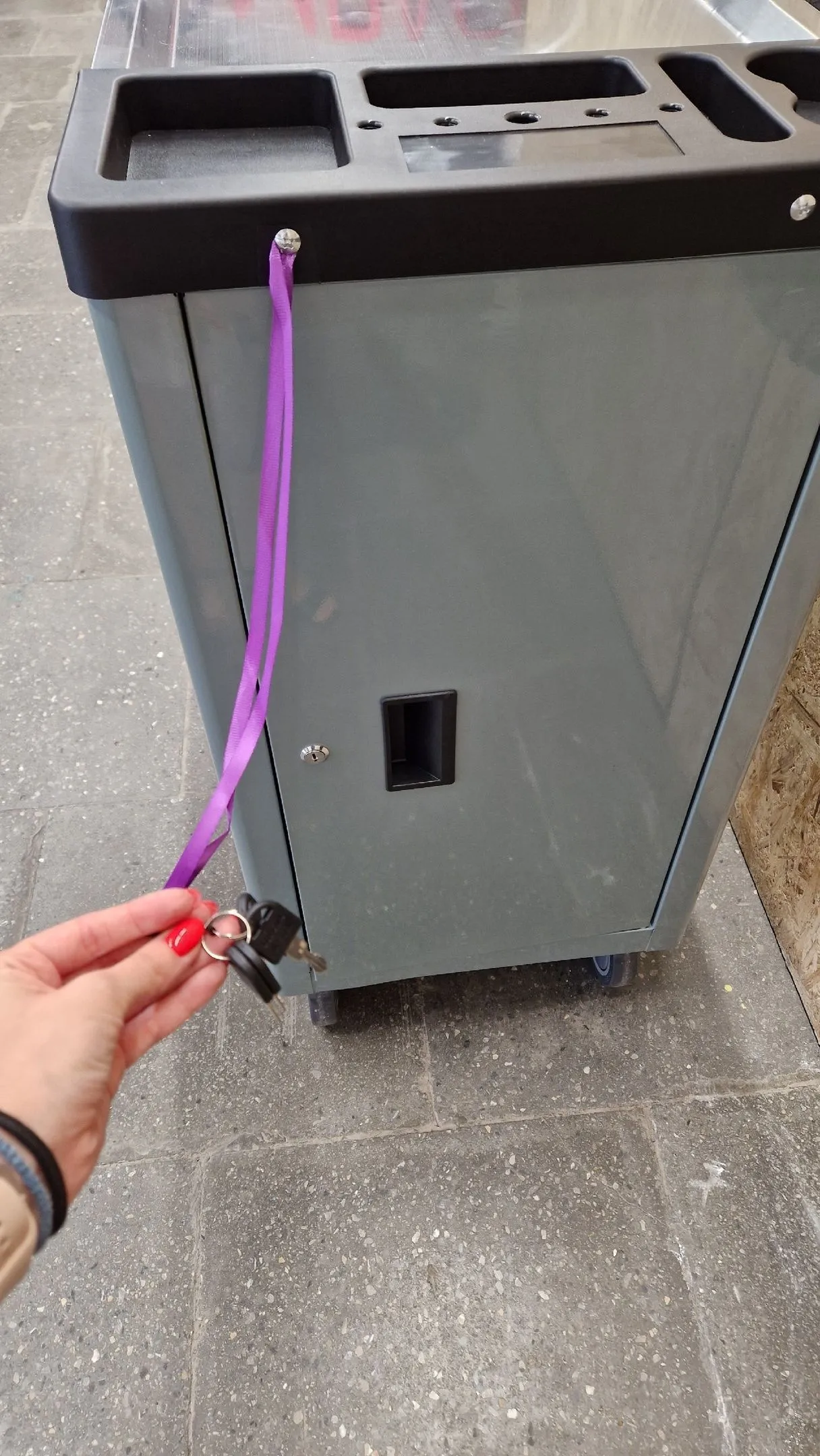 Тележка инструментальная с набором инструмента 255 предметов купить