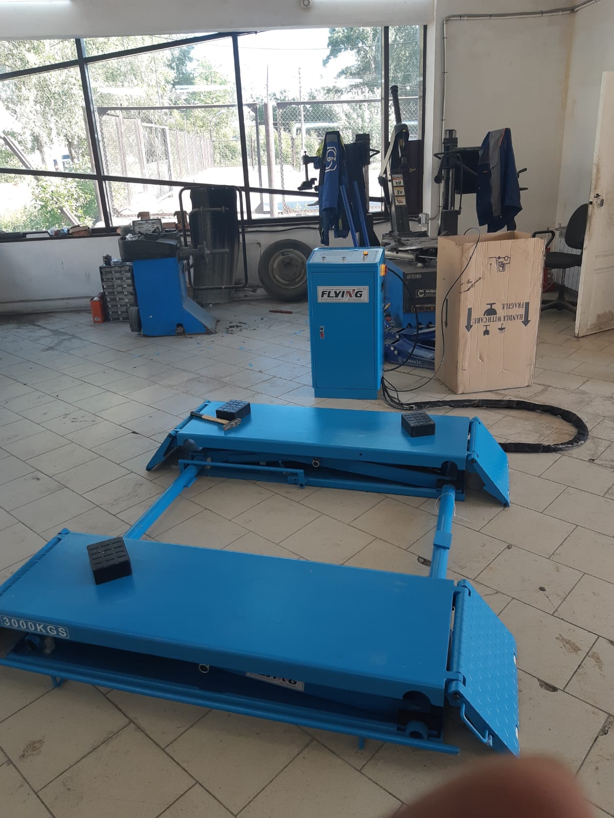 Электрогидравлический подъемник Мобильный ножничный подъемник г/п 3000 кг F6010